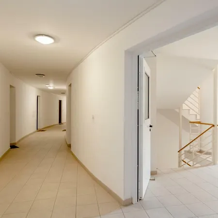 Malibu Apartment Split